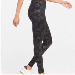 SPANX Faux Leather Camo Print Leggings Sz M #V1